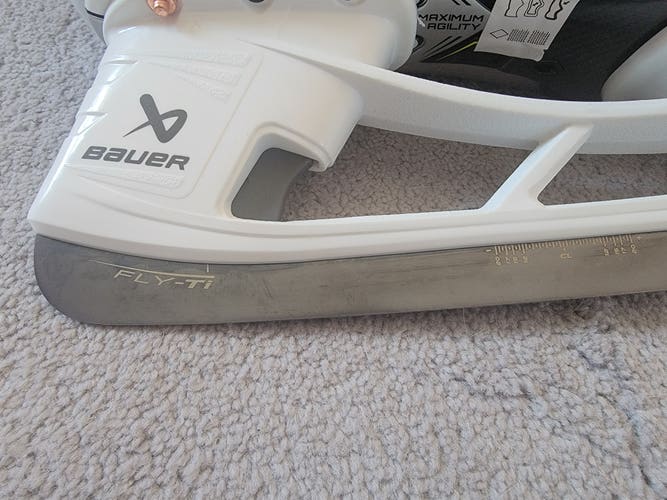 Senior New Bauer Vapor Hyperlite 2 Hockey Skates Regular Width Pro Stock Size 10