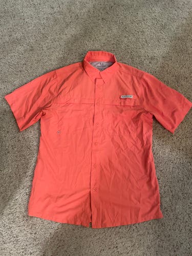 Used Men's RealTree Fishing Button Down Medium T-Shirt