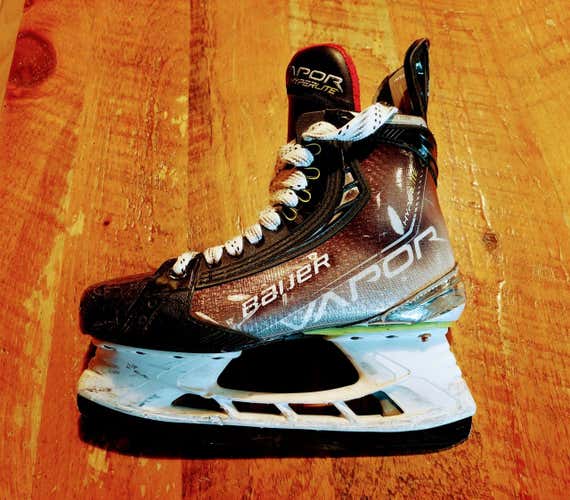 Intermediate Used Bauer Vapor Hyperlite Hockey Skates Size 5.5