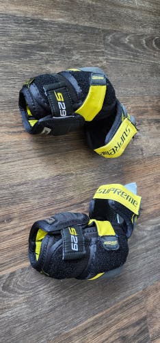 Used Medium Bauer Supreme s29 Elbow Pads