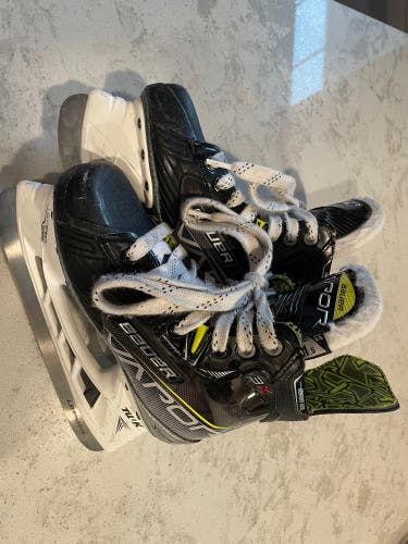 Used Bauer Vapor 3X Hockey Skates Extra Wide Width Size 1.5