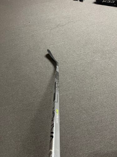 Senior Left Hand P92M Pro Stock Vapor Hyperlite Hockey Stick