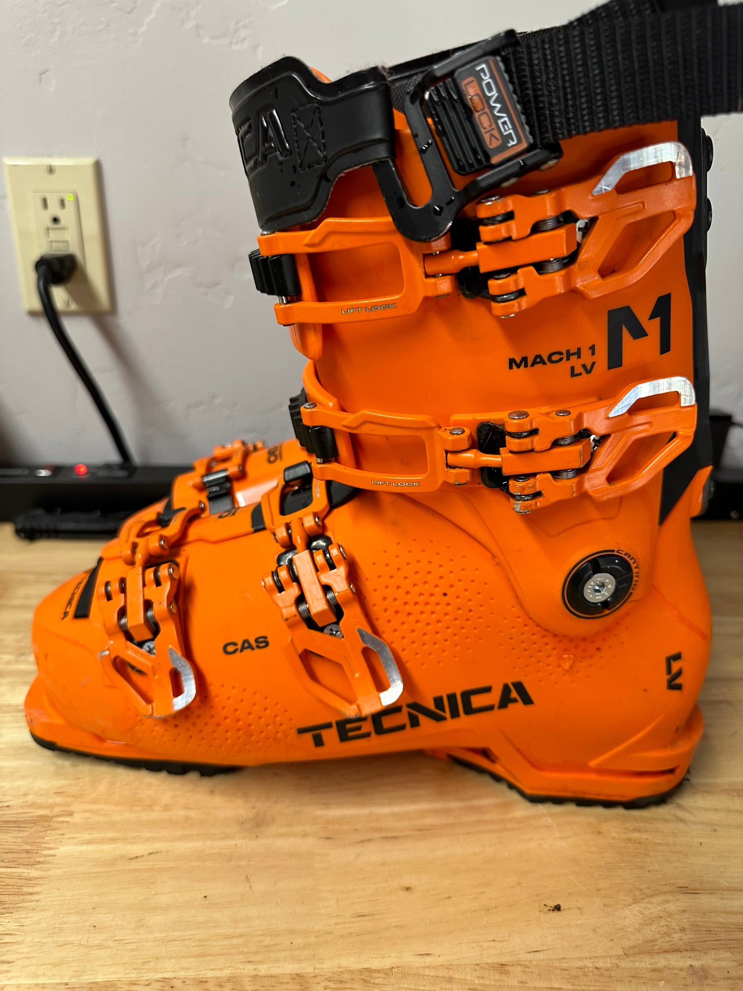 2023 Used Tecnica Mach 1 LV 130 Ski Boots and New Liners - 26.5