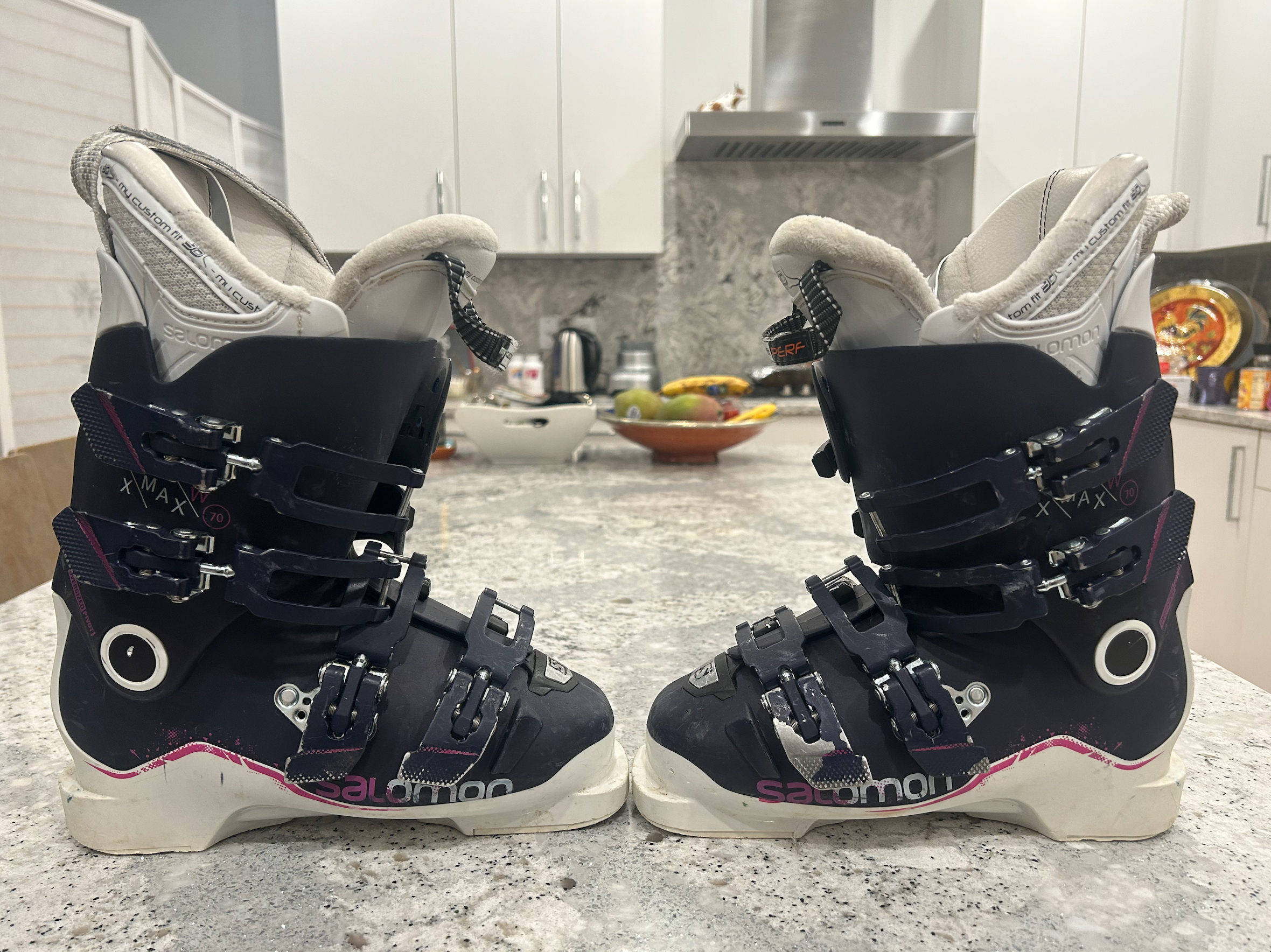 søsyge panik bad Women's Used Salomon All Mountain X-Max Ski Boots Soft Flex | SidelineSwap