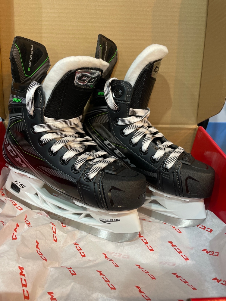 New CCM Regular Width   Size 2.5 RibCor 88K Hockey Skates