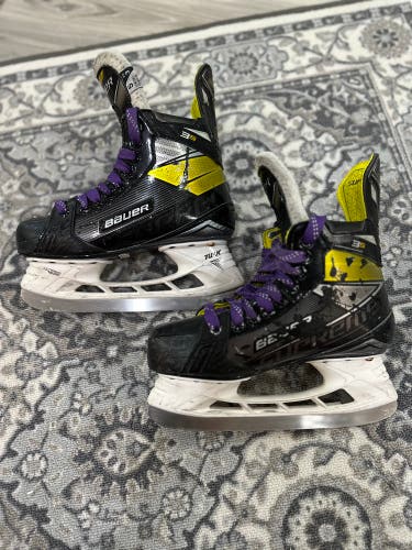 Intermediate Bauer Wide Width  Size 5 Supreme 3S Hockey Skates