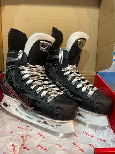 New CCM Wide Width   Size 4 RibCor 86K Hockey Skates