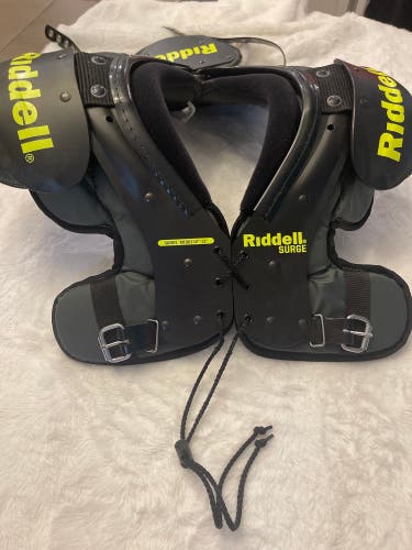 Riddell surge Youth (M) All Purpose Shoulder Pads