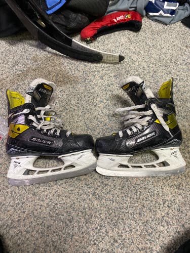 Used Bauer Regular Width  Size 4 Supreme 3S Hockey Skates