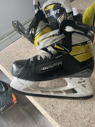 Used Bauer Regular Width Size 3 Supreme 3S Hockey Skates