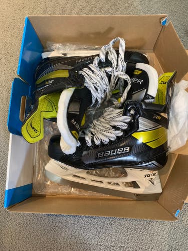 New Bauer Size 7 Supreme 3S Hockey Skates