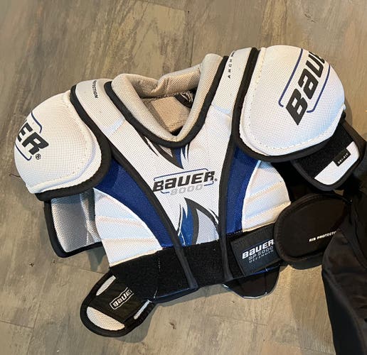 Bauer 8000 Defender Shoulder Pads