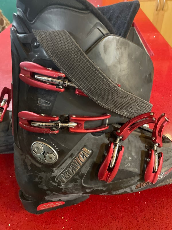 1 Pair; Barely used TECHNICA ski boots