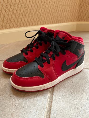 Kid's Size 3.5 (Women's 4.5) Nike Air Jordan 1 Mid Basketball Shoes Shoes