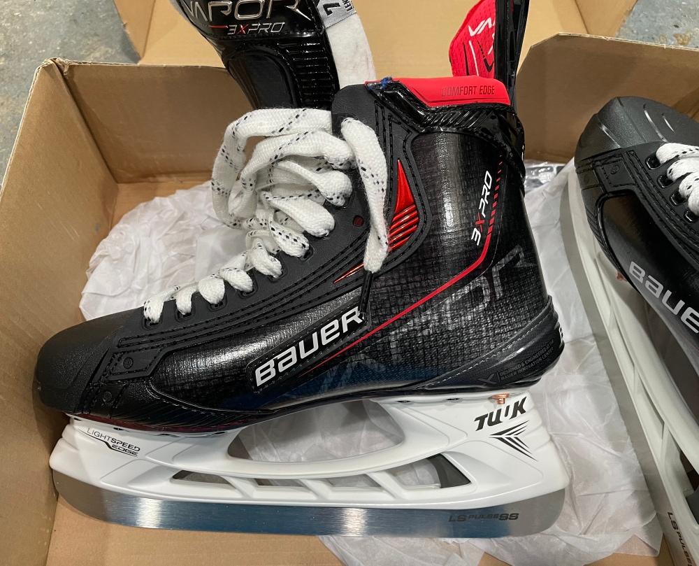 New Bauer Regular Width  Size 7 Vapor 3X Pro Hockey Skates