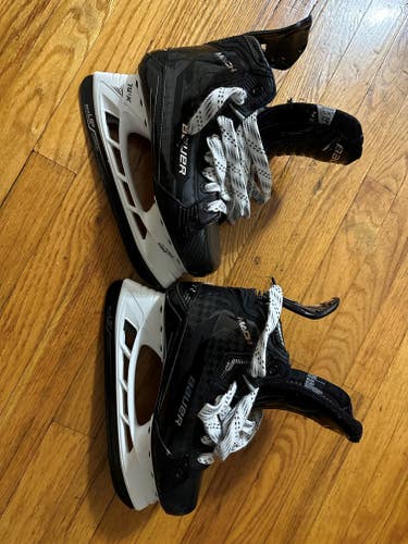 Intermediate New Bauer Supreme Mach Hockey Skates Regular Width Size 5.5