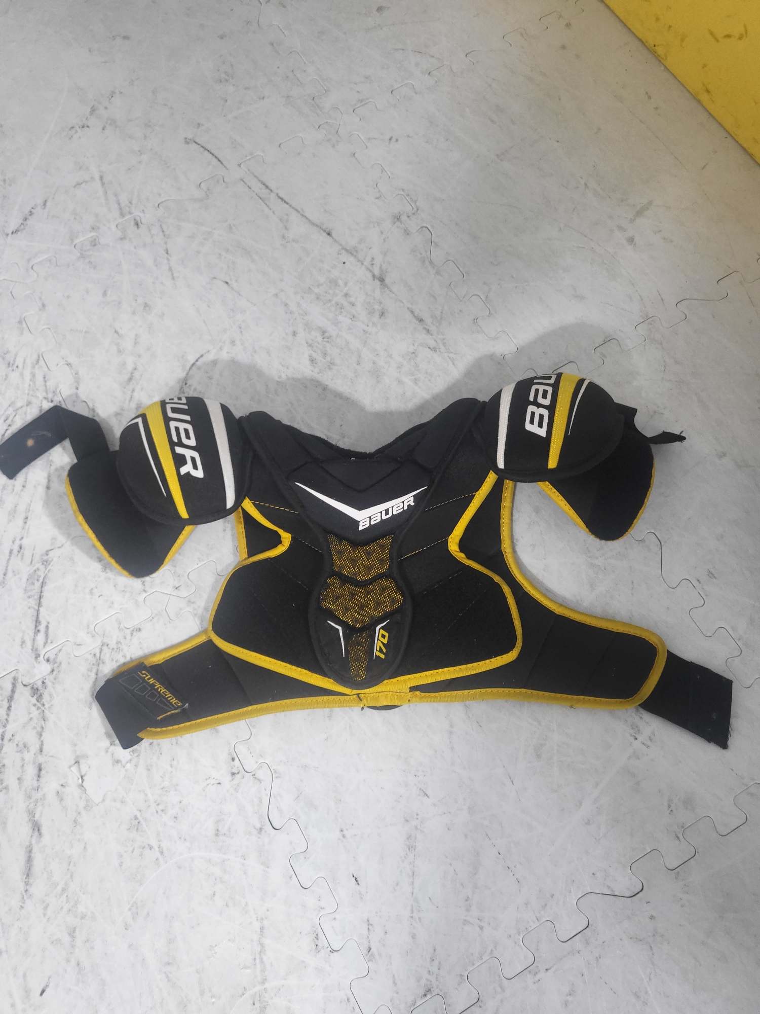 Like new! Junior Used Small Bauer Supreme S170 Shoulder Pads