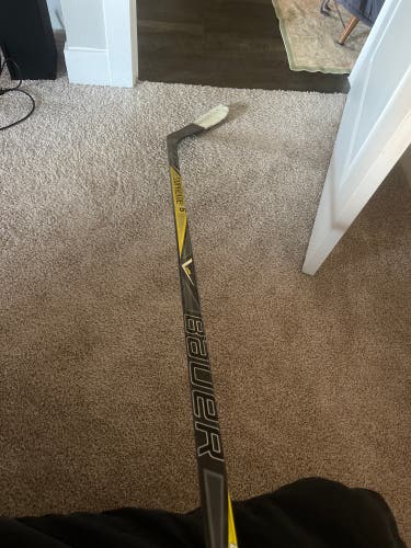 Senior Right Handed P28 Supreme 1S Hockey Stick