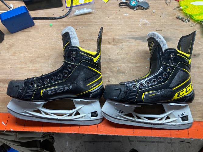 Junior Used CCM Super Tacks 9380 Hockey Skates Regular Width Size 3.5