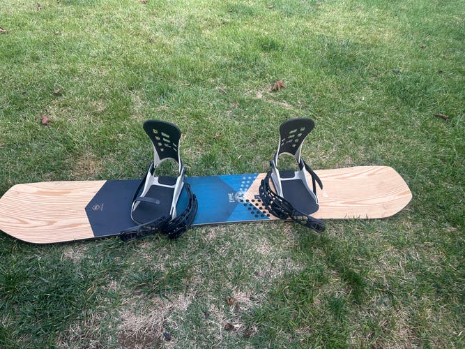 Used Men's Nidecker ESCAPE Snowboard All Mountain With Bindings