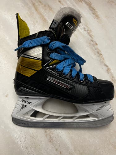 Youth Used Bauer Supreme 3S Hockey Skates Regular Width Size 2.5