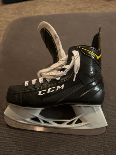 Used Junior CCM Super Tacks 9352 Hockey Skates (Regular) - Size: 4.0