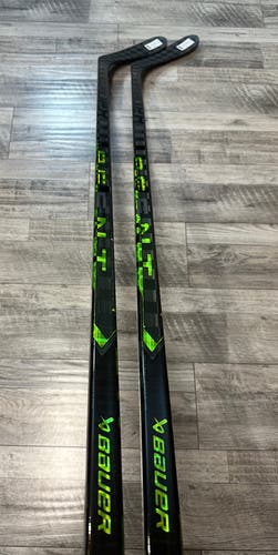NEW! 2 PACK- 2x 77 Flex Right Hand P28 Ag5nt Hockey Sticks