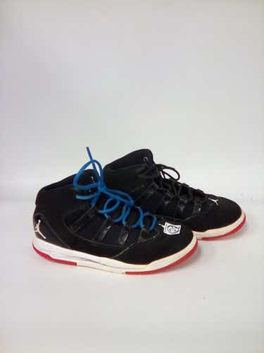 Used Nike Junior 02.5 Basketball Shoes