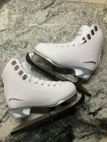 New Jackson Ultima Size 2 Figure Skates
