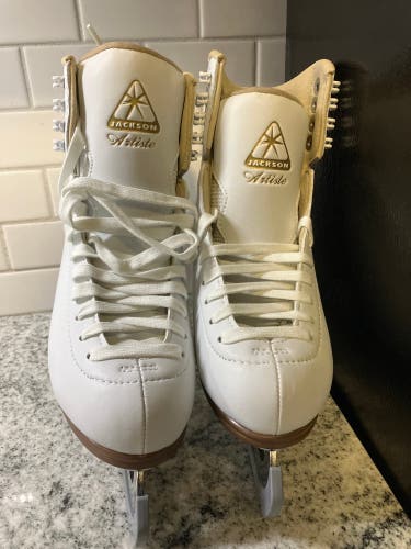New Jackson Ultima Size 5 Figure Skates