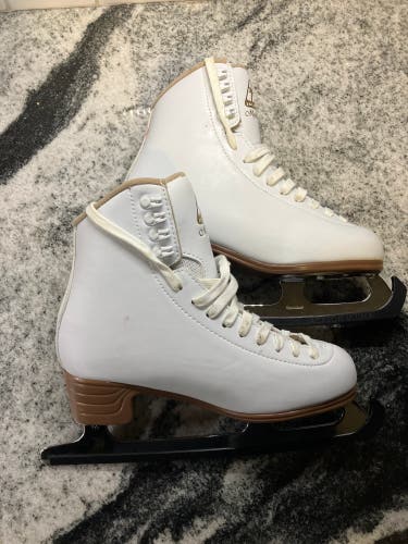 New Jackson Ultima Size 6.5 Figure Skates