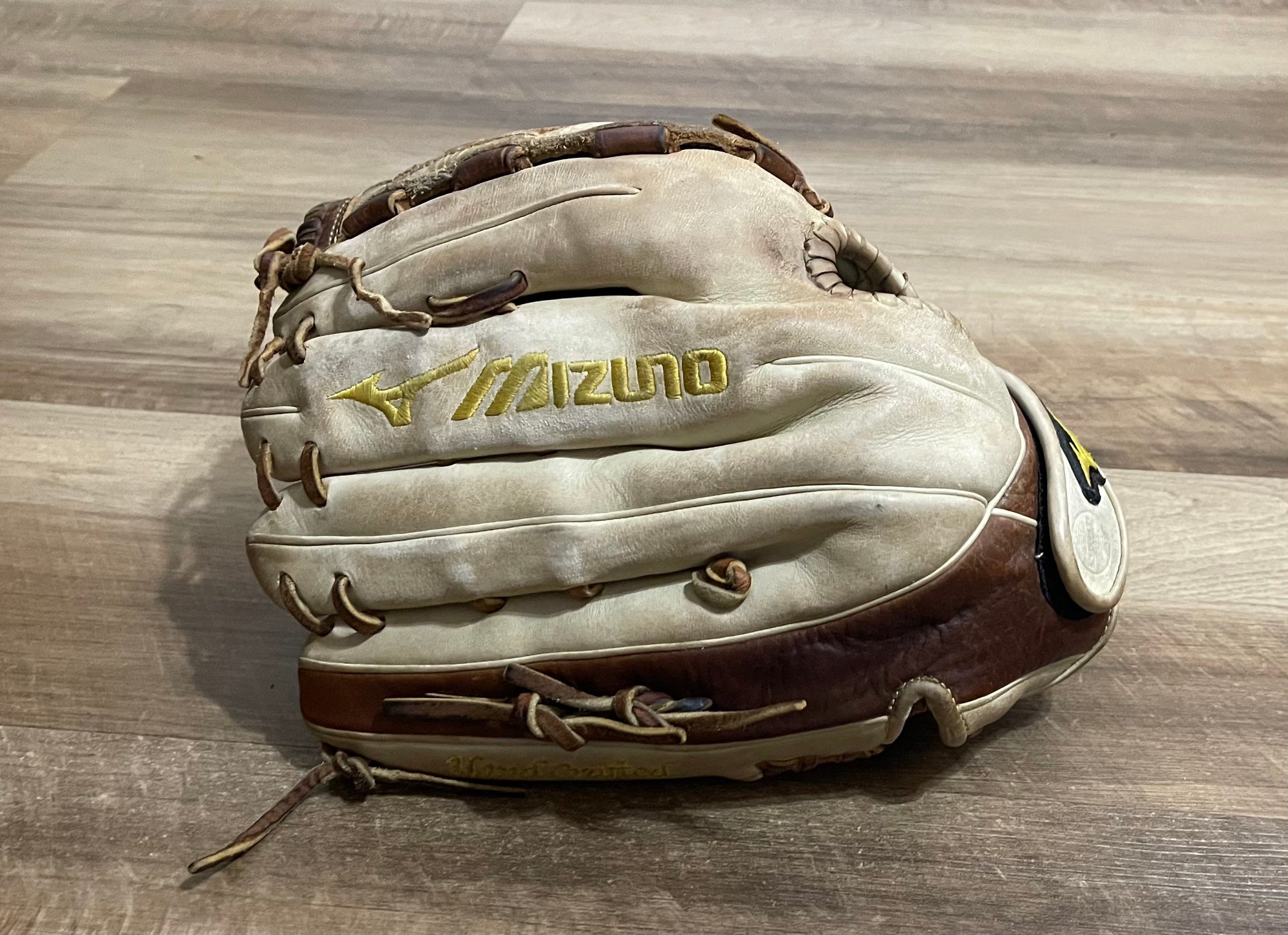 maido⭐️88  Mizuno Classic Fastpitch Softball Glove | SidelineSwap | Buy and
