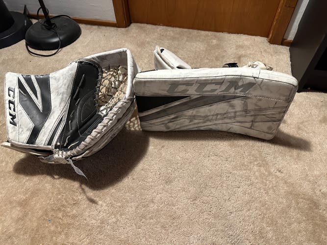 CCM Intermediate P2.5 Glove E3.9 Blocker