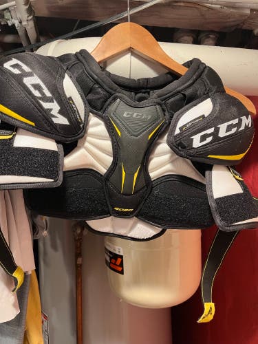 Junior Used Medium CCM Tacks 9060 Shoulder Pads
