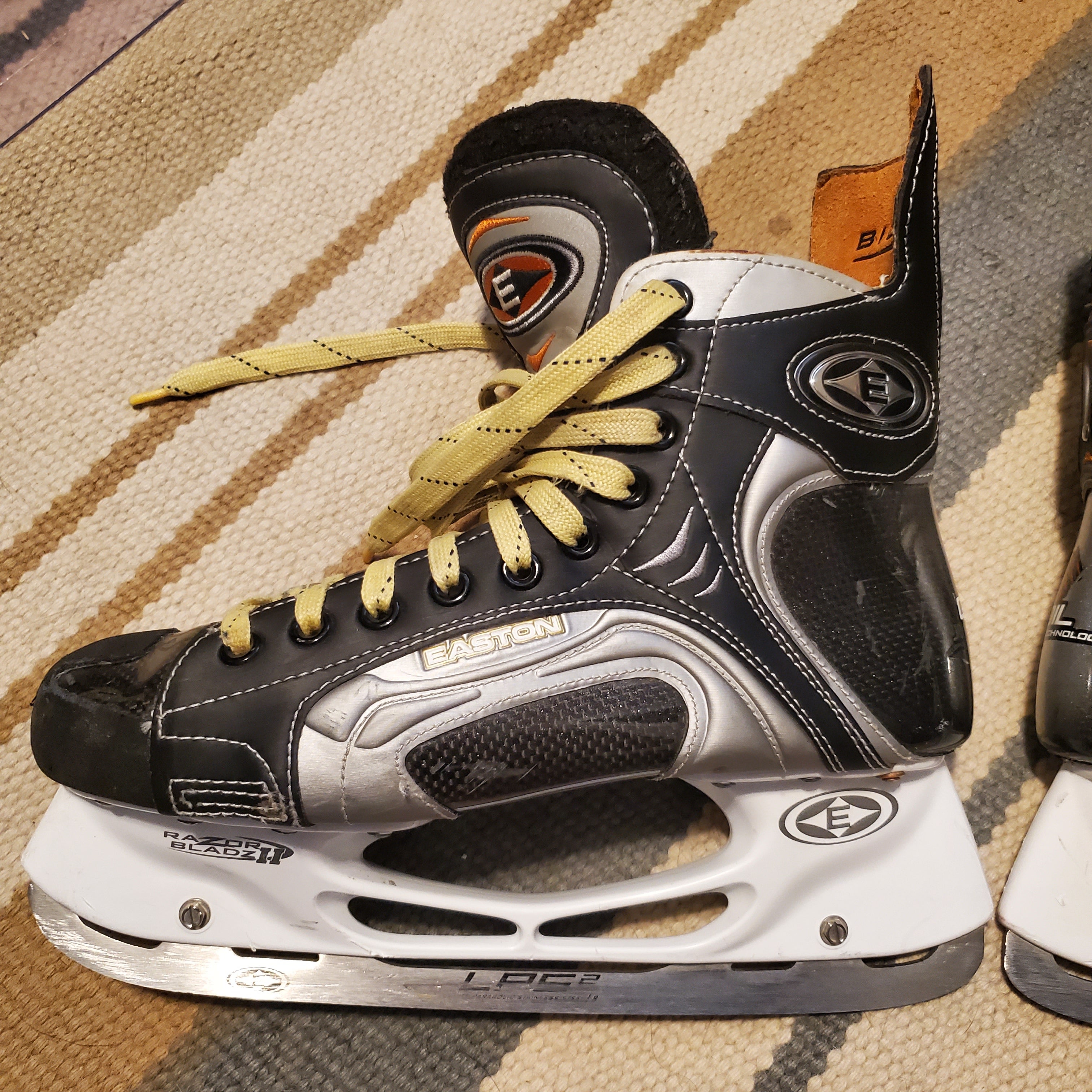 Used Easton Regular Width Size 1 Synergy 200 Hockey Skates | SidelineSwap