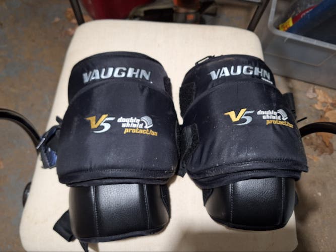 Vaughn V5 7990i Intermediate Knee Pads w/ Belt
