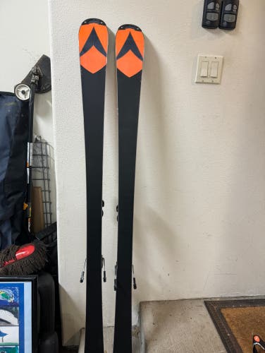 BRAND NEW Dynastar Slalom skis with Look SPX 15 binding