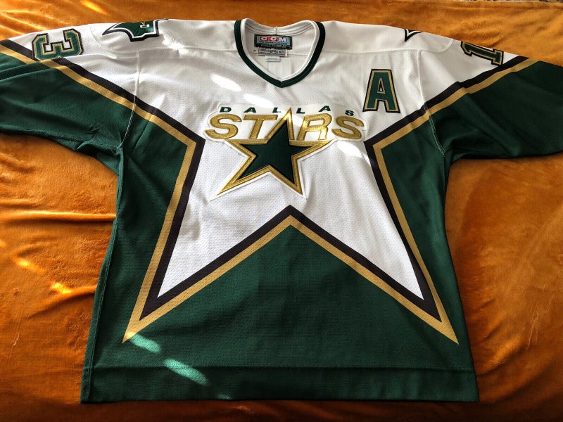 Be loud, wear green: Dallas Stars debut new black and 'skyline