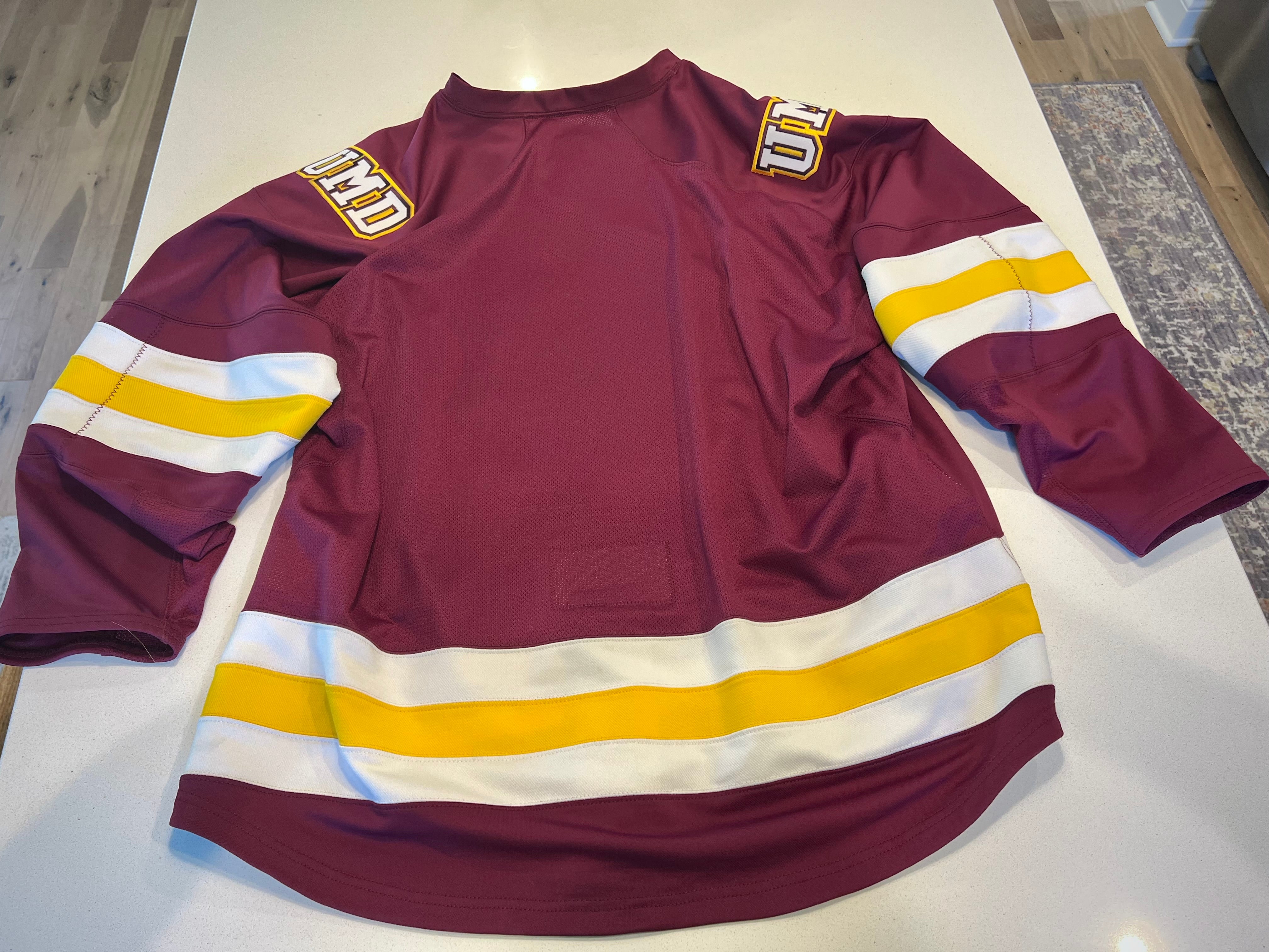 Under Armour Men's Minnesota-Duluth Bulldogs Hockey Jersey - S (Small)