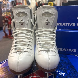 New Riedell 25 Motion Cosmos Junior Figure Skates size 3 wide white with blades