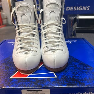 New Riedell JR 23 boots white stride size 3 Medium Width