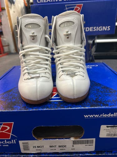 New Riedell Junior 25 motion boots white size 3 wide