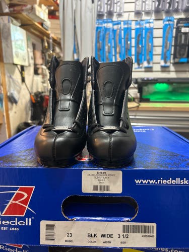 New Riedell Junior 23 Black Boots size 3.5 Wide Width