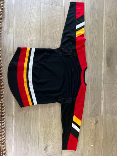 Youth S/M Calgary Flames jersey