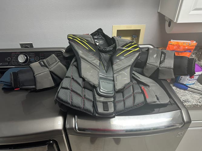 Bauer Hyperlite Goalie Chest Protector - Sr Small Used