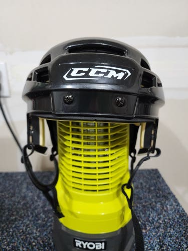 Used Medium CCM Vector V08 Helmet