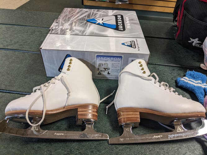 Used Jackson Freestyle Figure Skates Size 3.5