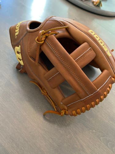 New Right Hand Throw 11.75" A2000 EL3 Baseball Glove