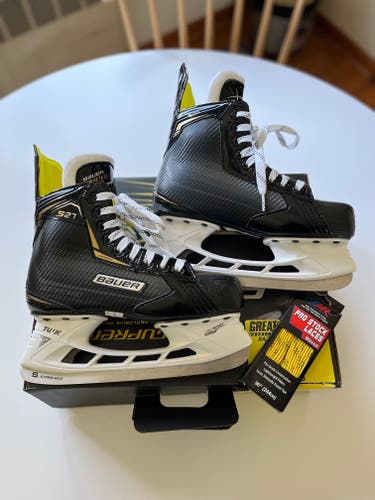 Junior Used Bauer Supreme S27 Hockey Skates Regular Width Size 4