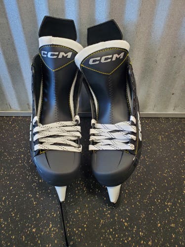 New CCM AS-550 Hockey Skates Regular Width Size 8